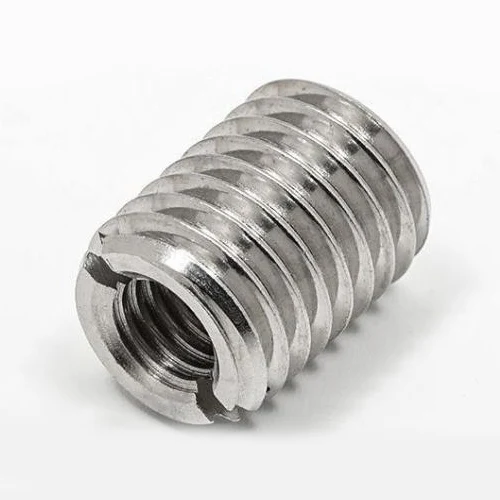 Enchufes de tornillo de insertos atornillados